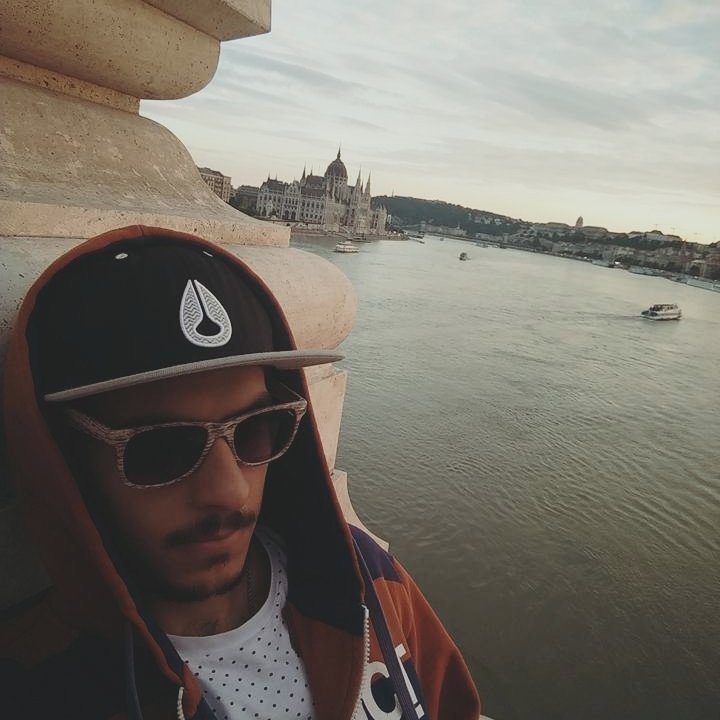 Moi à Budapest, en cure anti-polémique React vs Angular